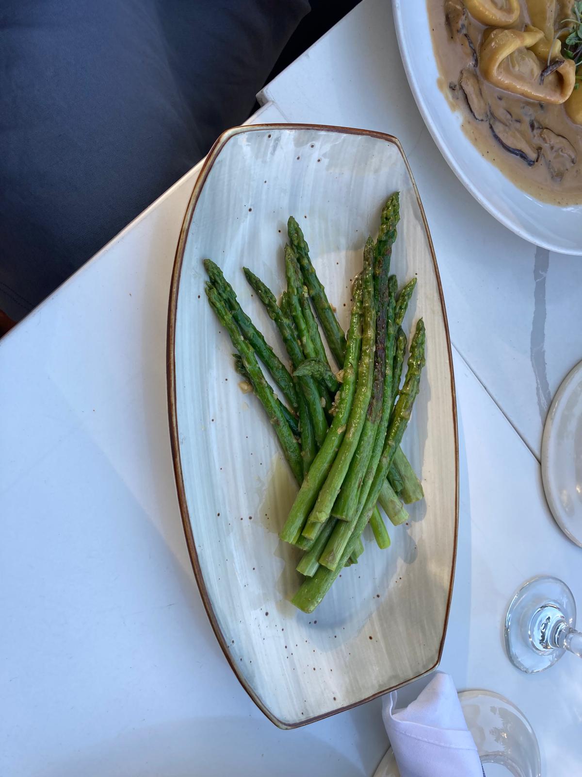 Asparagus rich in vitamins A, C, E, K, folate, antioxidants, aids digestion, heart, brain, and immunity. A natural diuretic, reduces bloating.